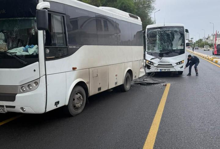 Tur midibüsü park halindeki midibüse çarptı