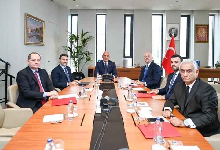 Turizmde yeni rotalar: Bakan Ersoy ve THY yönetiminden turizm zirvesi