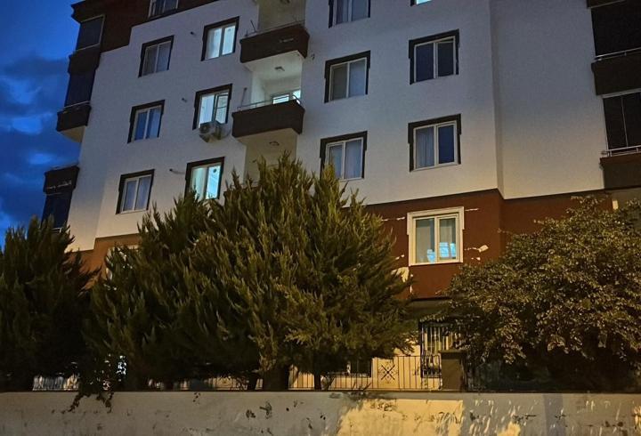 Çift ve 6 yaşındaki oğulları 2'nci kattan düştü; 1 ölü, 2 yaralı