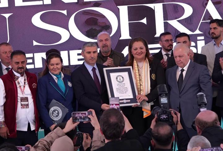 247 metrelik Anadolu Sofrası dünyanın en büyüğü olarak Guinness Rekorlar Kitabı’na girdi