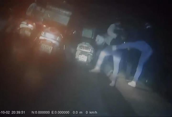 Sarıyer’de ablasıyla ilişkisine karşı çıkan motokuryeyi tekme tokat darbetti; başına kaskla vurdular