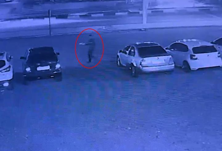 Benzin dökerek 6 otomobili ateşe verdi