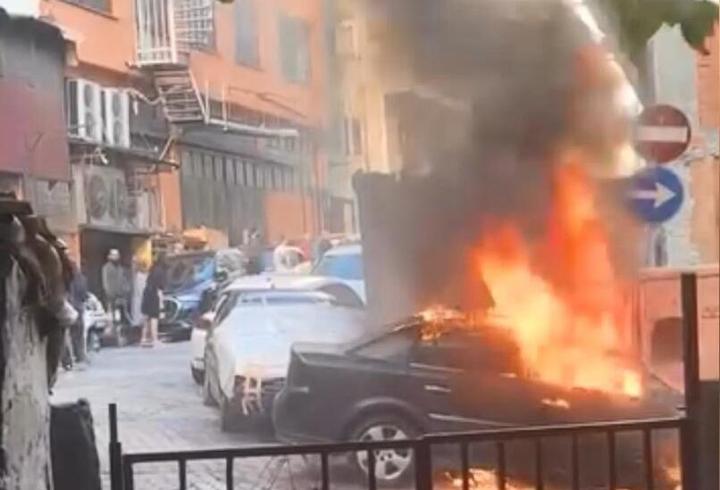 Kağıthane’de park halindeki otomobil alev alev yandı