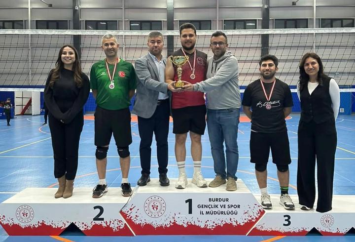 Sağlık çalışanları voleybol turnuvasında mücadele etti