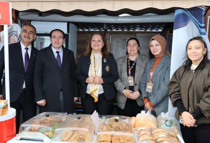 Kaymakam Türker ile Başkan Köksal, kadın kooperatifi standını ziyaret etti