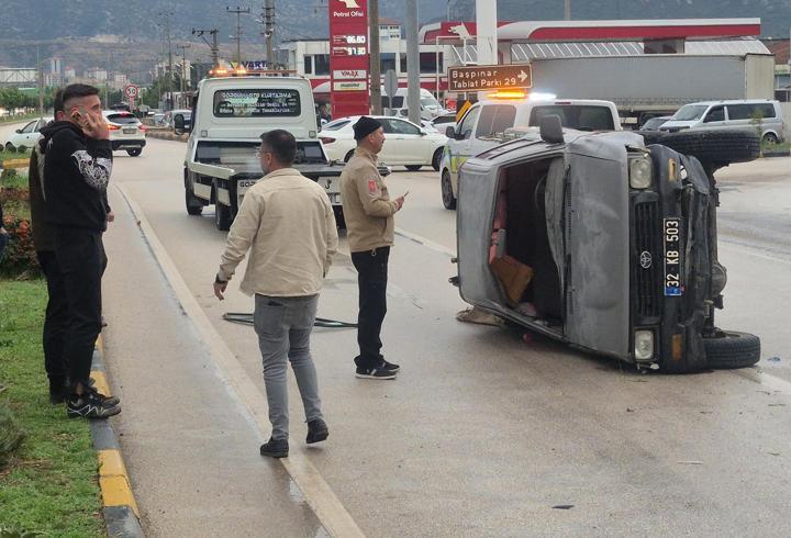 Kontrolden çıkan kamyonet yol ortasında yan yattı