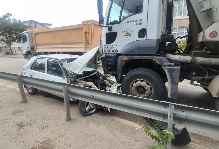 Kamyonun altına giren otomobilden yara almadan çıktılar