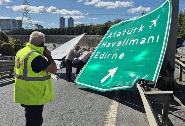 Esenler'de damperi açık hafriyat kamyonu yön tabelalarına çarptı