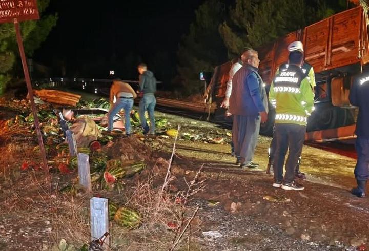 Kamyon devrildi, savrulan karpuzların çarptığı 2 kişi yaralandı