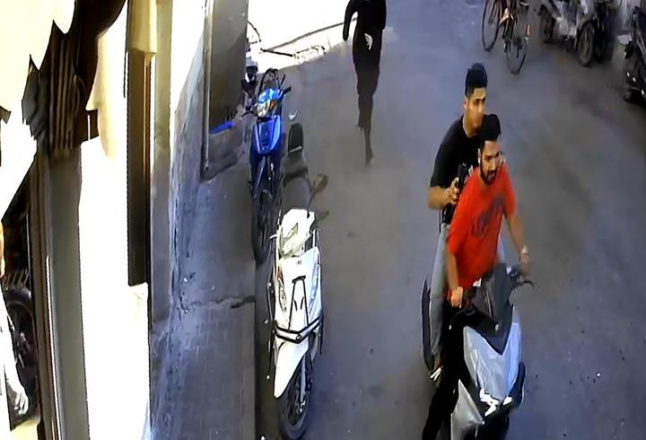 Çantasını gasbeden şüphelinin peşinden koştu