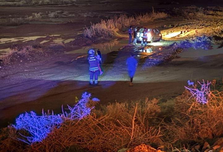Çamura saplanan otomobilde mahsur kalan anne ve çocuklarını itfaiye kurtardı