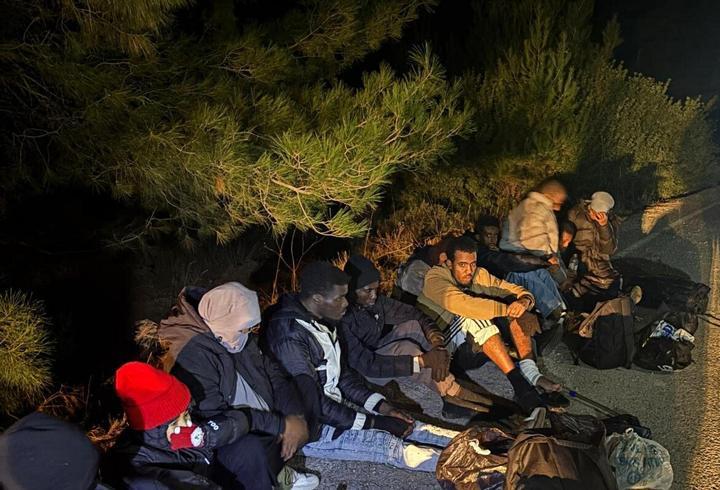 İzmir'de 16 kaçak göçmen yakalandı; 1 organizatör şüphelisi tutuklandı