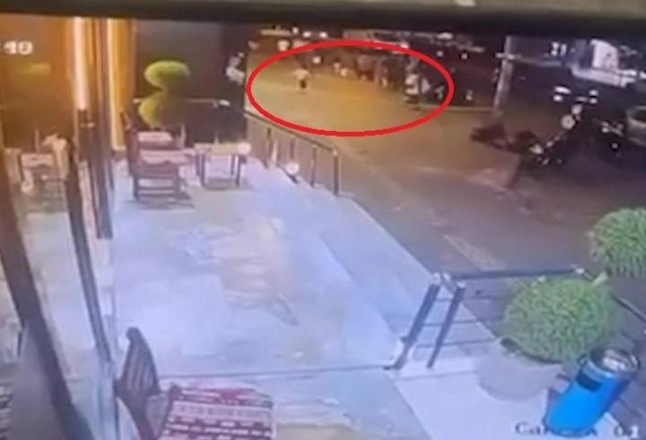 Binanın dış cephe sıvası kaldırıma düştü; kadın ve çocuk son anda kurtuldu