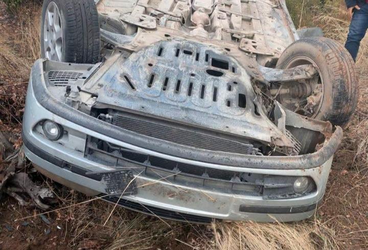 Takla atan otomobilden yara almadan kurtuldu