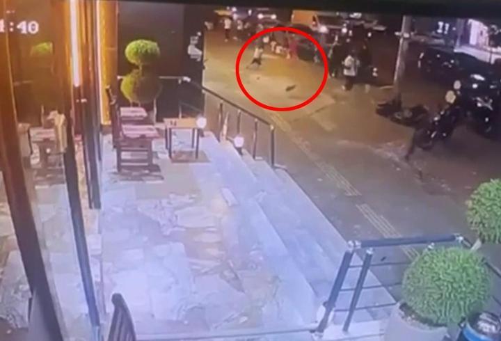 Balkondan yola taşlar döküldü: Ölümden saniyelerle kaçış kamerada!