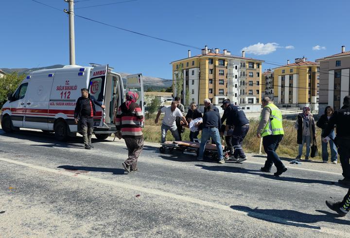 Otomobil ve motosiklet çarpıştı; 1 ölü, 2 yaralı