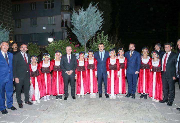 Milli Eğitim Bakanı Tekin, Hakkari'de gençlerle bir araya geldi: