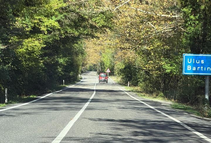 Bartın'da ağaç tünel yol, doğası ve manzarasıyla ilgi görüyor