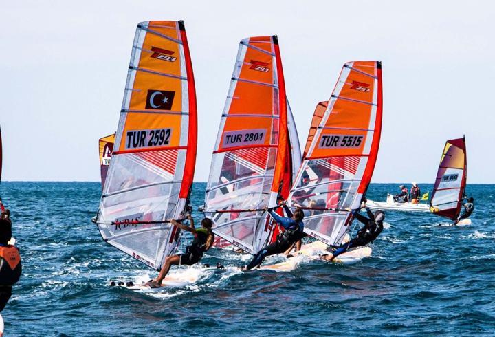 Foça'da yelken ligi yarışları ilgi gördü