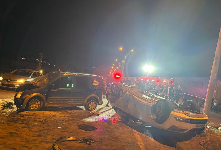 Hatay'da hafif ticari araçla otomobilin çarpıştığı kazada 6 kişi yaralandı