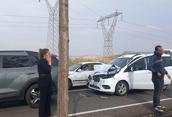 Diyarbakır’da hafif ticari araç ile otomobil çarpıştı: 2 yaralı