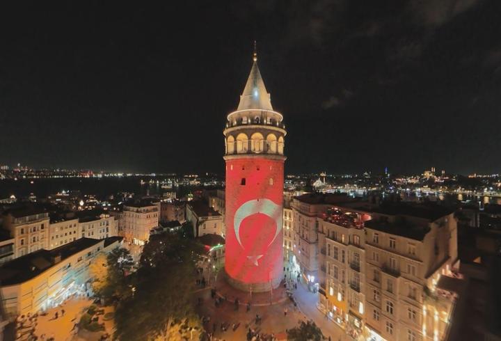 Galata Kulesi, İstanbul'un kurtuluşunun 103’üncü yıl dönümü nedeniyle Türk bayrağıyla ışıklandırıldı