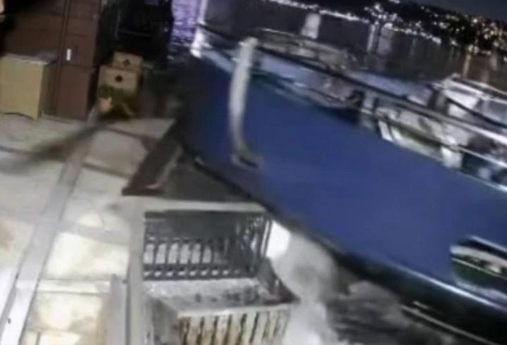 Üsküdar’da yolcu vapuru yalıya çarptı: Kaza anı kamerada