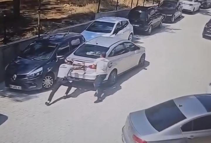 Park halindeyken geriye hareket eden otomobili güvenlik görevlileri durdurdu