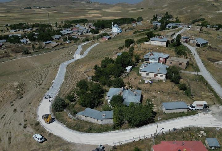 Kırsal mahallelerde, asfalt ve parke taşı döşeme çalışmlaları devam ediyor