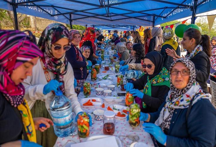 Gebze’de kadınlar imeceyle kışlık yiyecek hazırladı