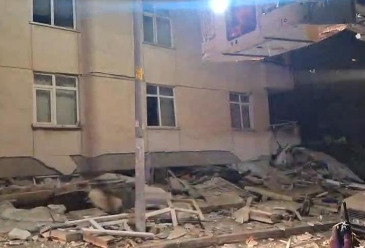 SON DAKİKA! Maltepe'de 6 katlı binanın alttaki iki katı çöktü