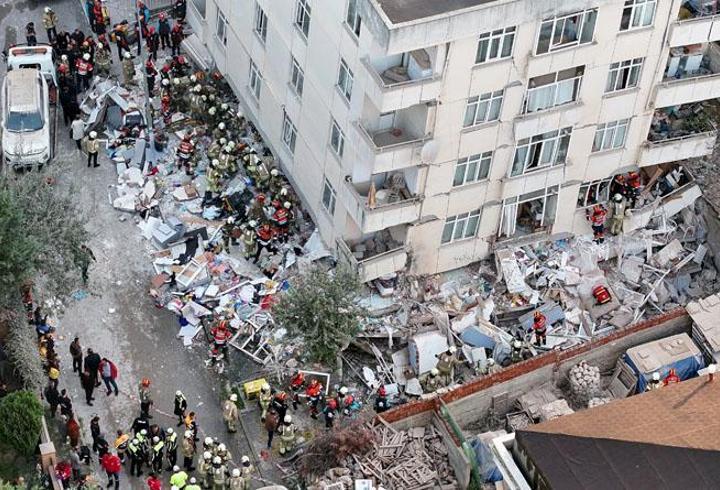 SON DAKİKA! Maltepe'de 7 katlı binanın alttaki iki katı çöktü! 2 kişi hayatını kaybetti, 3 kişi aranıyor