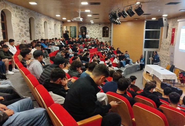 Eskişehir'de öğrenciler ve aileler uyuşturucuyla mücadele konusunda bilgilendirildi
