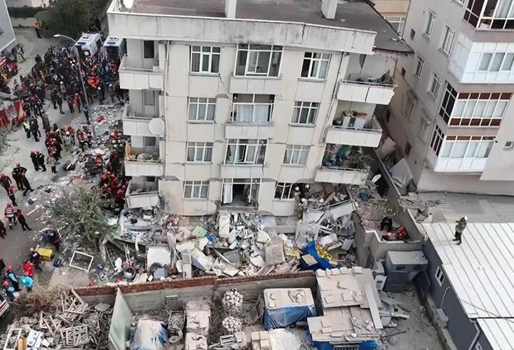 Binanın çökmesinde girişteki iş yerinin etkisi ne?