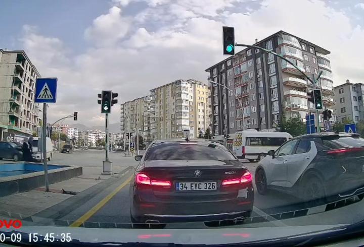 Kamyonetle otomobil çarpıştı; 2 yaya savrulan araçlardan son anda kurtuldu