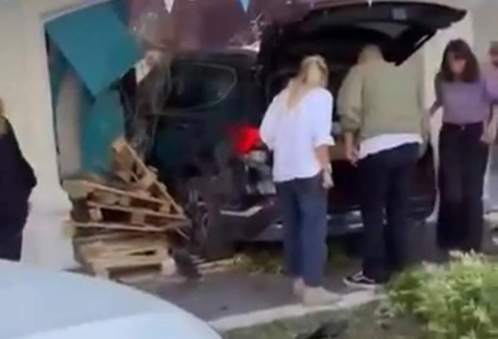 Kadıköy’de otomobil park halindeki araca çarpıp markete girdi: 2 yaralı