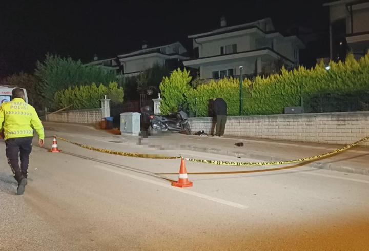Bursa'da motosiklet kaldırıma ve elektrik panosuna çarptı: 1 ölü