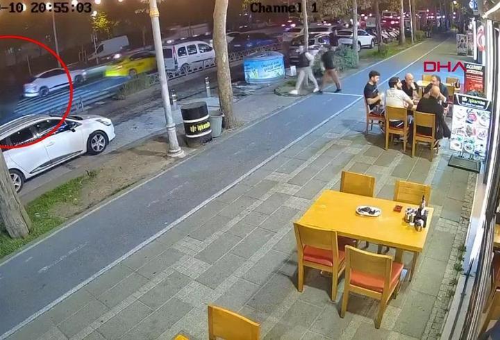 Yolda düşen yayayı motosiklet ezdi