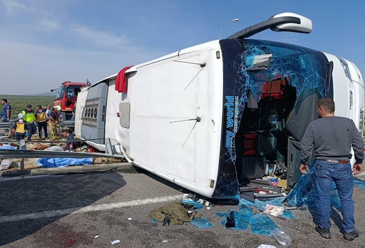 Manisa'da tur otobüsü devrildi; çok sayıda ölü ve yaralı var