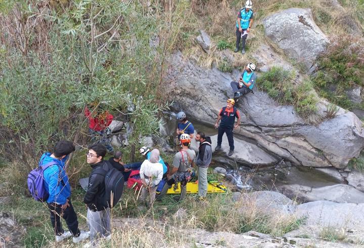 Kayalıklardan düştüğü dere yatağından 3 saatte kurtarıldı