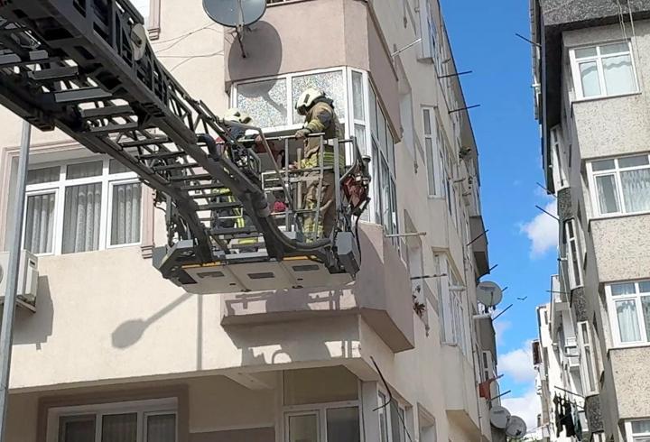Avcılar’da yangın paniğiyle evden çıkan aile anahtarı içeride unuttu; itfaiye kurtardı
