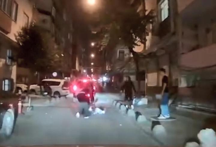 Esenler'de 2 kız arkadaş arasında kavga; saçından tutup yerde sürükledi