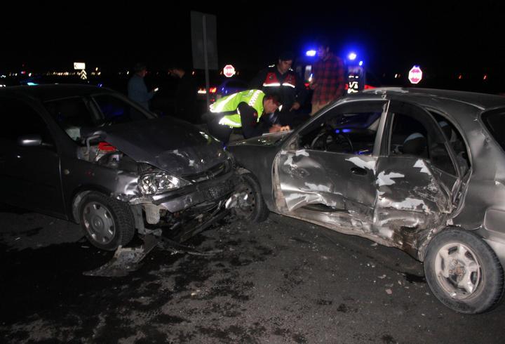 Otomobiller çarpıştı: 2'si çocuk, 7 yaralı