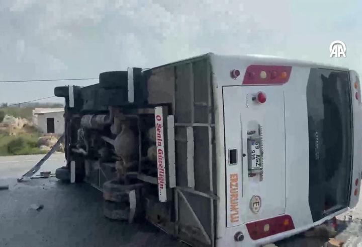 SON DAKİKA! Antalya-Isparta yolunda midibüs devrildi: 5 yaralı