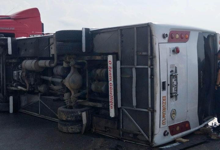 Midibüs, kaygan yolda devrildi; yaralılar var