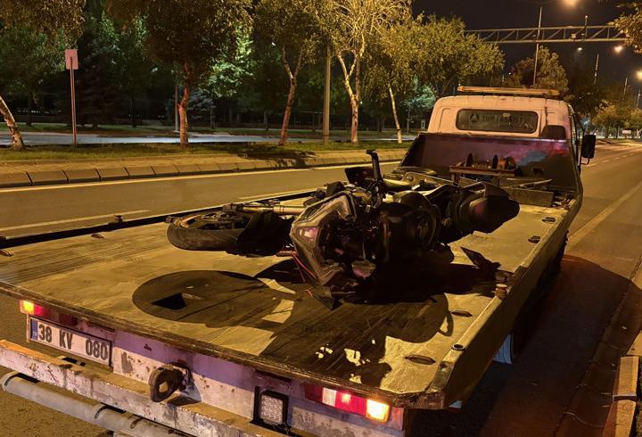 Kayseri’de otomobille çarpışan motosiklet sürücüsü ağır yaralandı