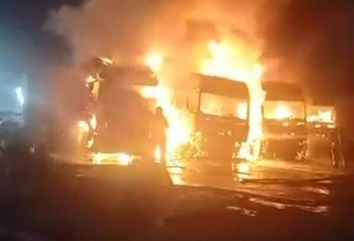 Beylikdüzü'nde 4 TIR alev alev yandı; kaçan şüpheliler aranıyor