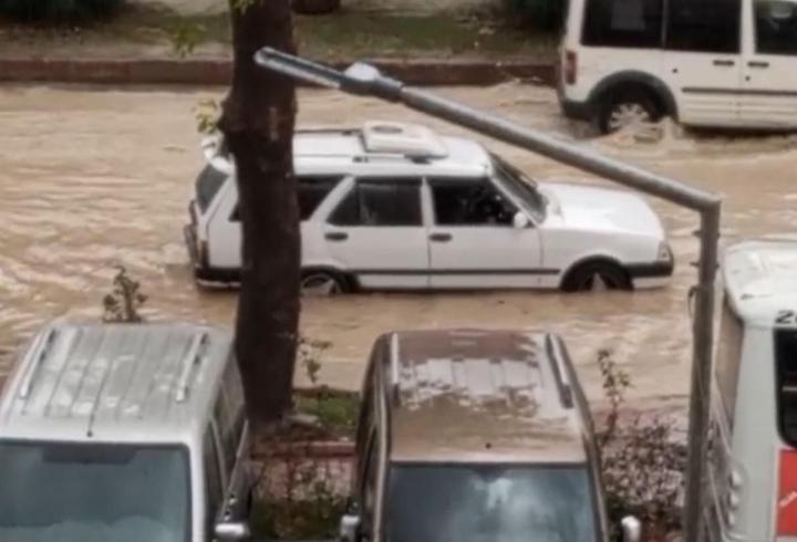 Mersin'de sağanak nedeniyle yolları su bastı
