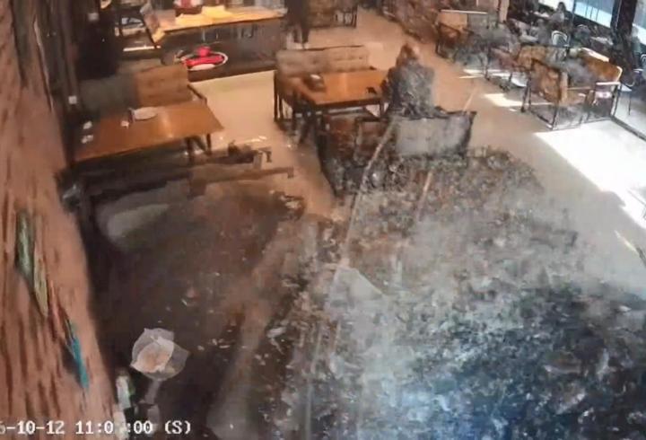 Esenyurt'ta otomobil park halindeki araca çarpıp börekçiye girdi