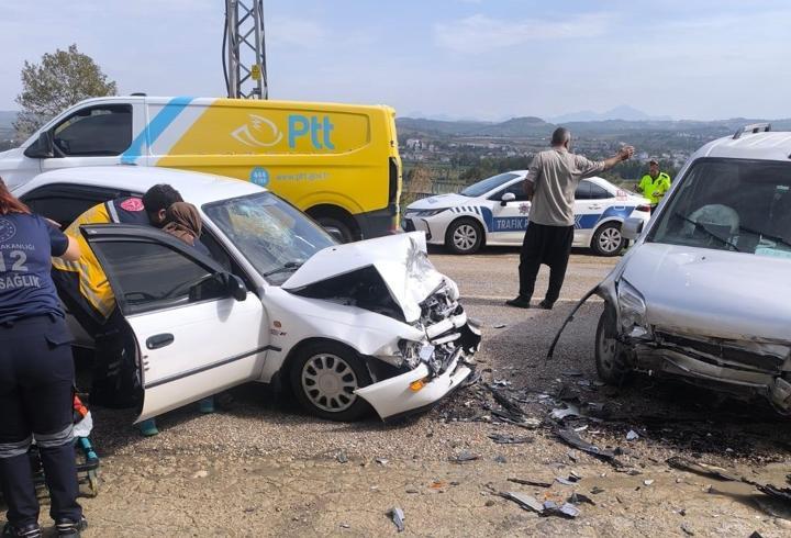 Osmaniye'de hafif ticari araçla çarpışan otomobildeki 2 kişi yaralandı